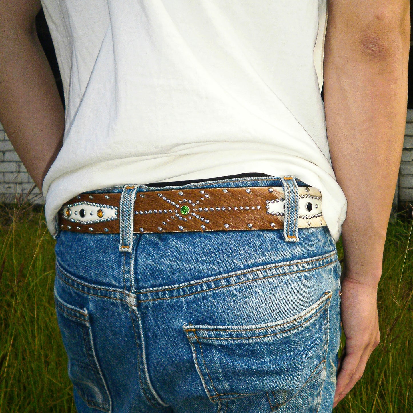 STUDDED PONY HAIR BELT IN TAN/WHITE