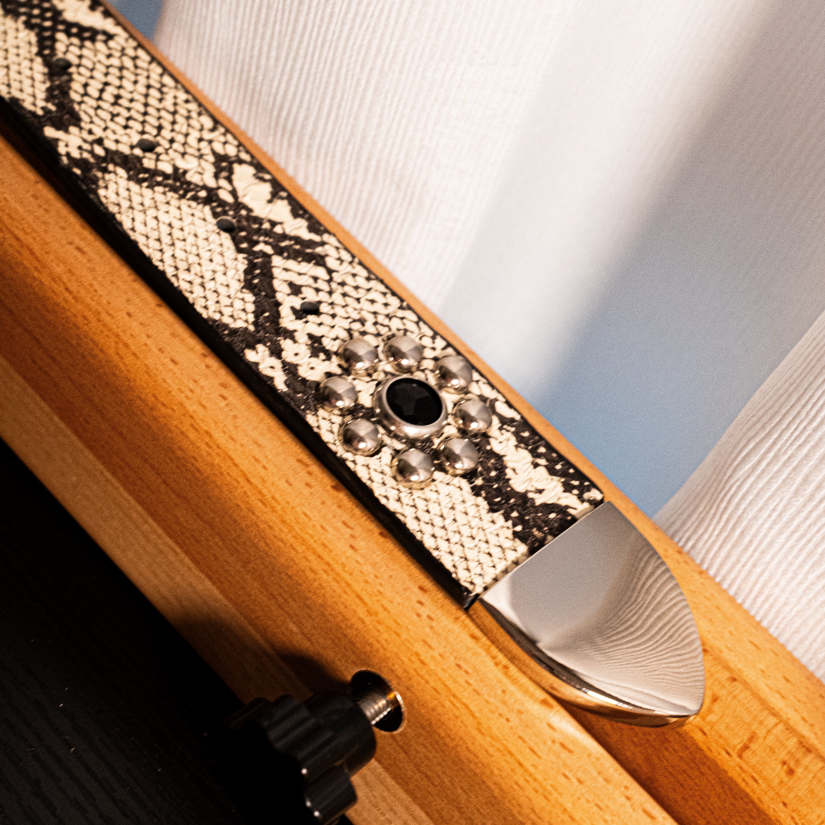 小物 APRILLAND STUDDED SNAKESKIN BELT WHITE STUDDED SNAKESKIN BELT IN WHITE – Aprilland